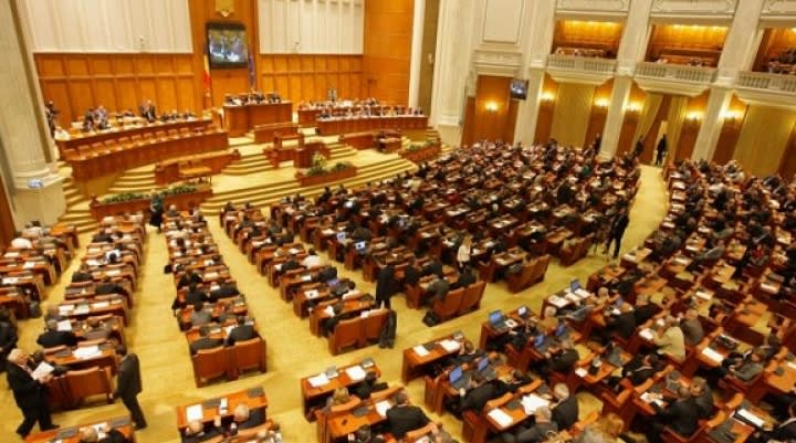 deputați în sala parlamentului în timpul protestului deputați în sala parlamentului în timpul protestului