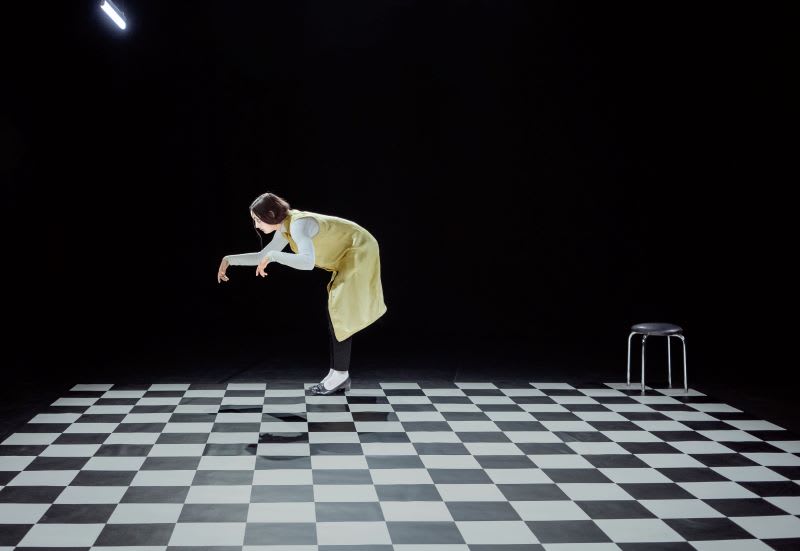 spectacol dans contemporan, gesturi repetitive, scena la Casa SEAS