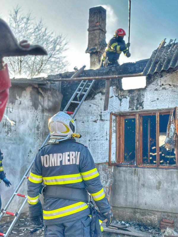 Pompieri intervenind la un incendiu Pompieri intervenind la un incendiu