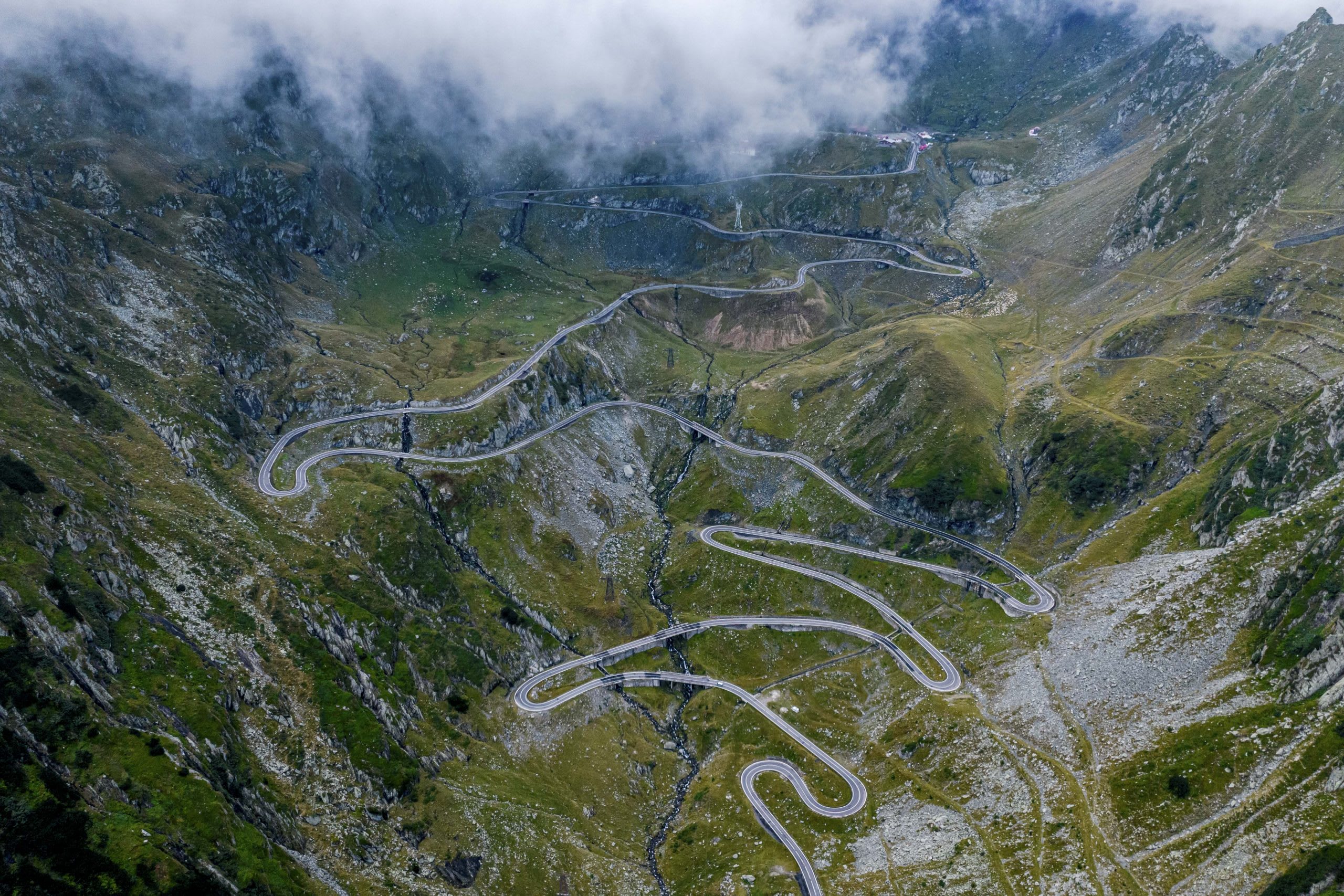 Circulația pe Transfăgărășan, oprită miercuri pentru patru ore. 26 km închiși pentru un eveniment automobilistic