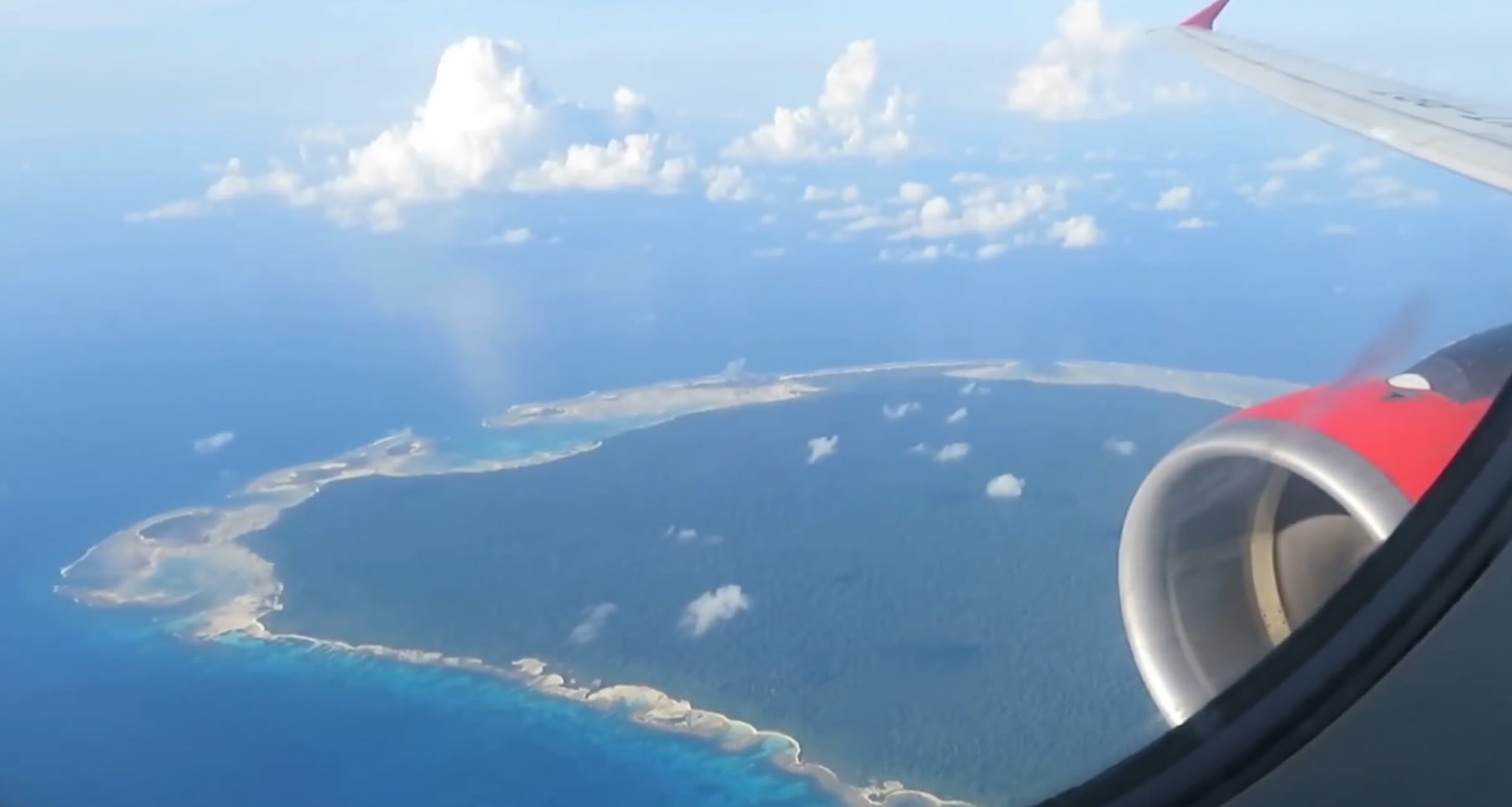 insula izolată din Oceanul Indian cu pădure și apă insula izolată din Oceanul Indian cu pădure și apă
