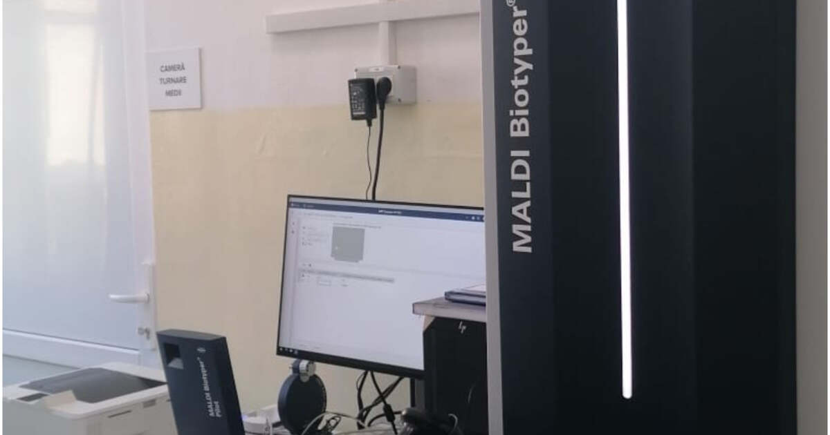 Medici arădeni folosind aparat MALDI-TOF pentru diagnostic microbiologic