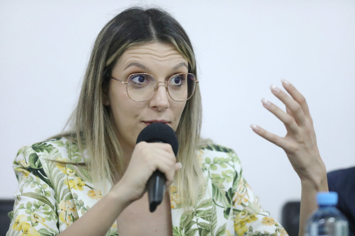 Ministra Mediului Diana Buzoianu în conferință, prezentând raportul Ministra Mediului Diana Buzoianu în conferință, prezentând raportul