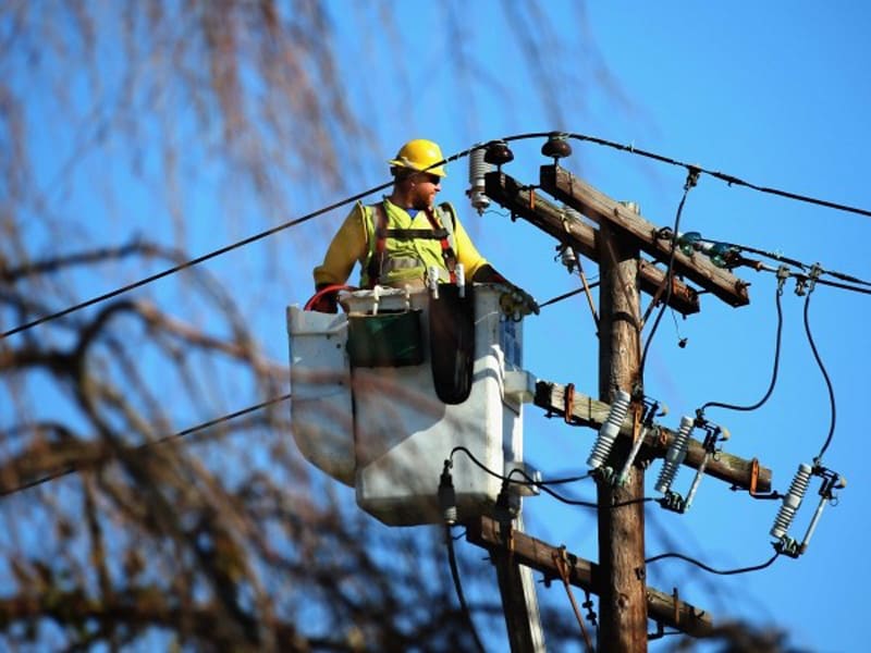 Lucrări la rețeaua de distribuție a energiei electrice Lucrări la rețeaua de distribuție a energiei electrice