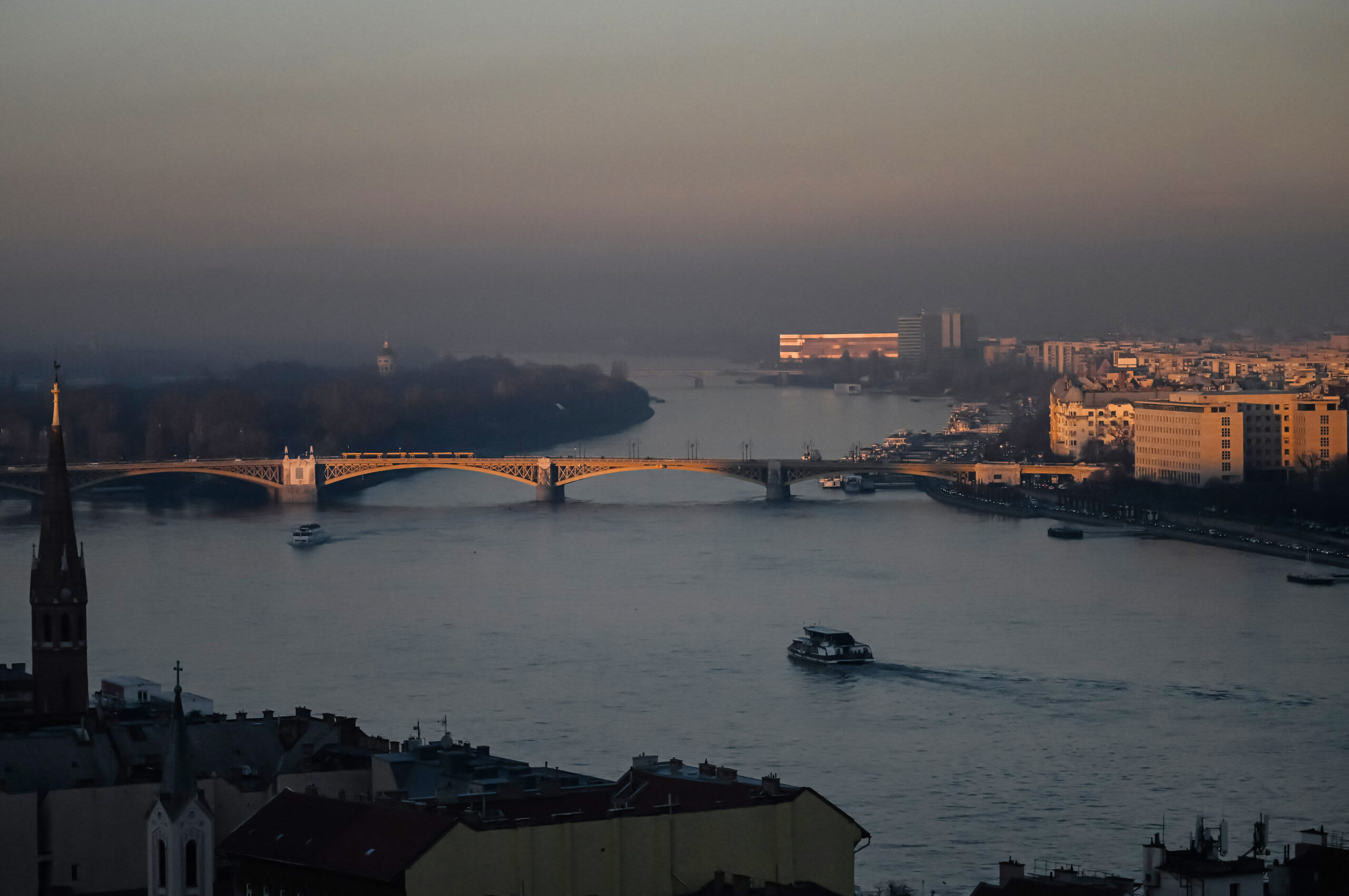 Nave de transport așteptând în așteptare pe Dunăre, porturi ucrainene Nave de transport așteptând în așteptare pe Dunăre, porturi ucrainene