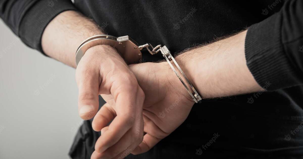Un șofer încătușat pentru că nu a oprit la semnalele polițiștilor în Arad