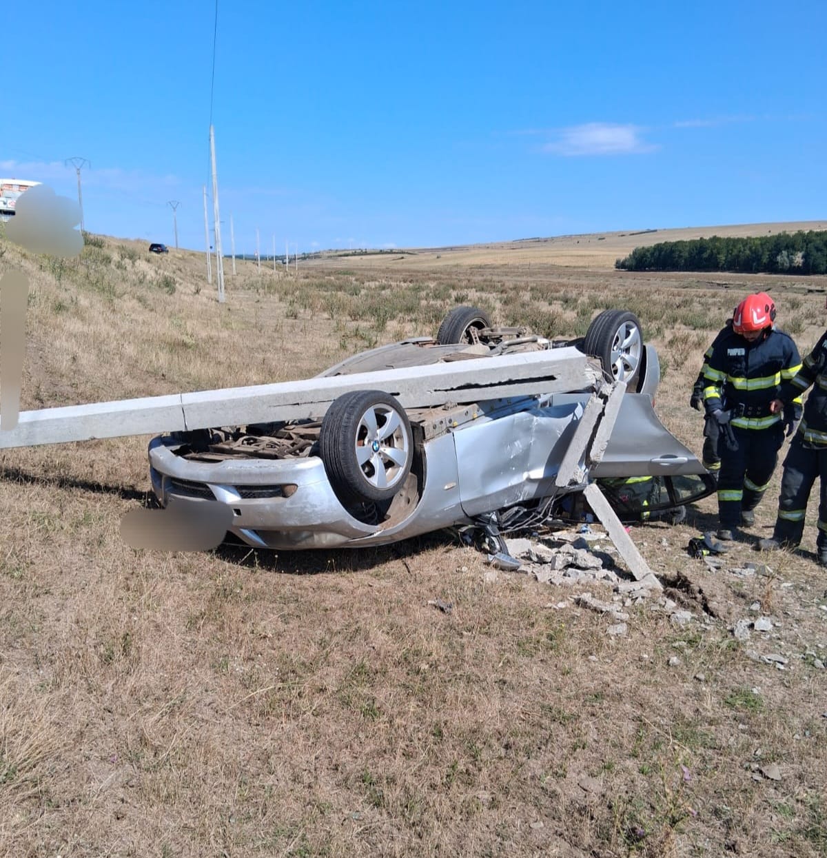 Accident la Horoiata: O mamă și doi copii au intrat într-un stâlp de electricitate