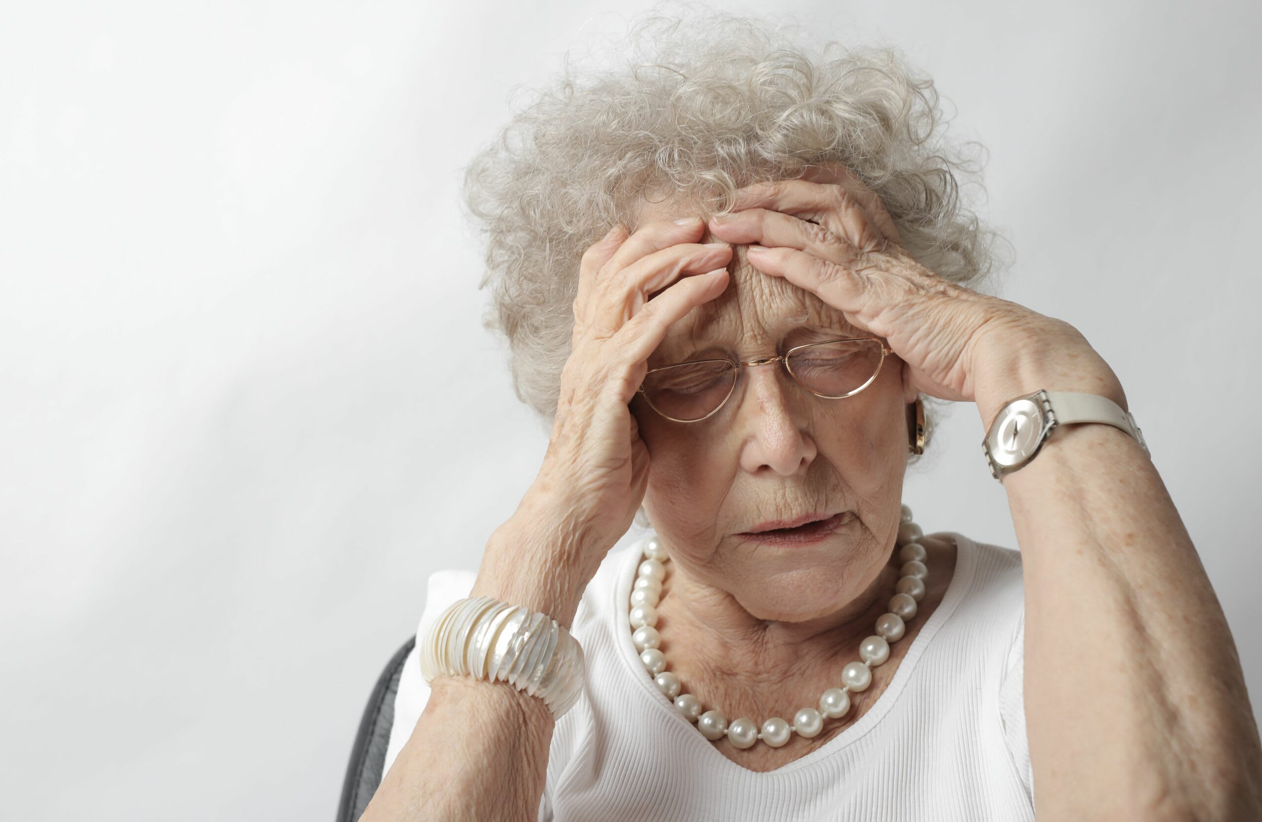 Femeie în vârstă cu simptome de menopauză, consult medical