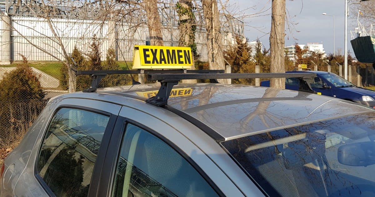 test de conducere în trafic, manevre auto, șoferi în acțiune test de conducere în trafic, manevre auto, șoferi în acțiune