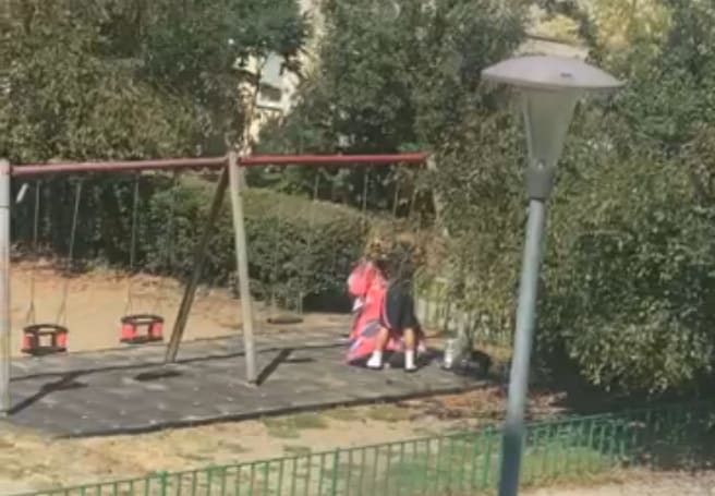 bărbat tuns pe leagăn într-un loc de joacă bărbat tuns pe leagăn într-un loc de joacă