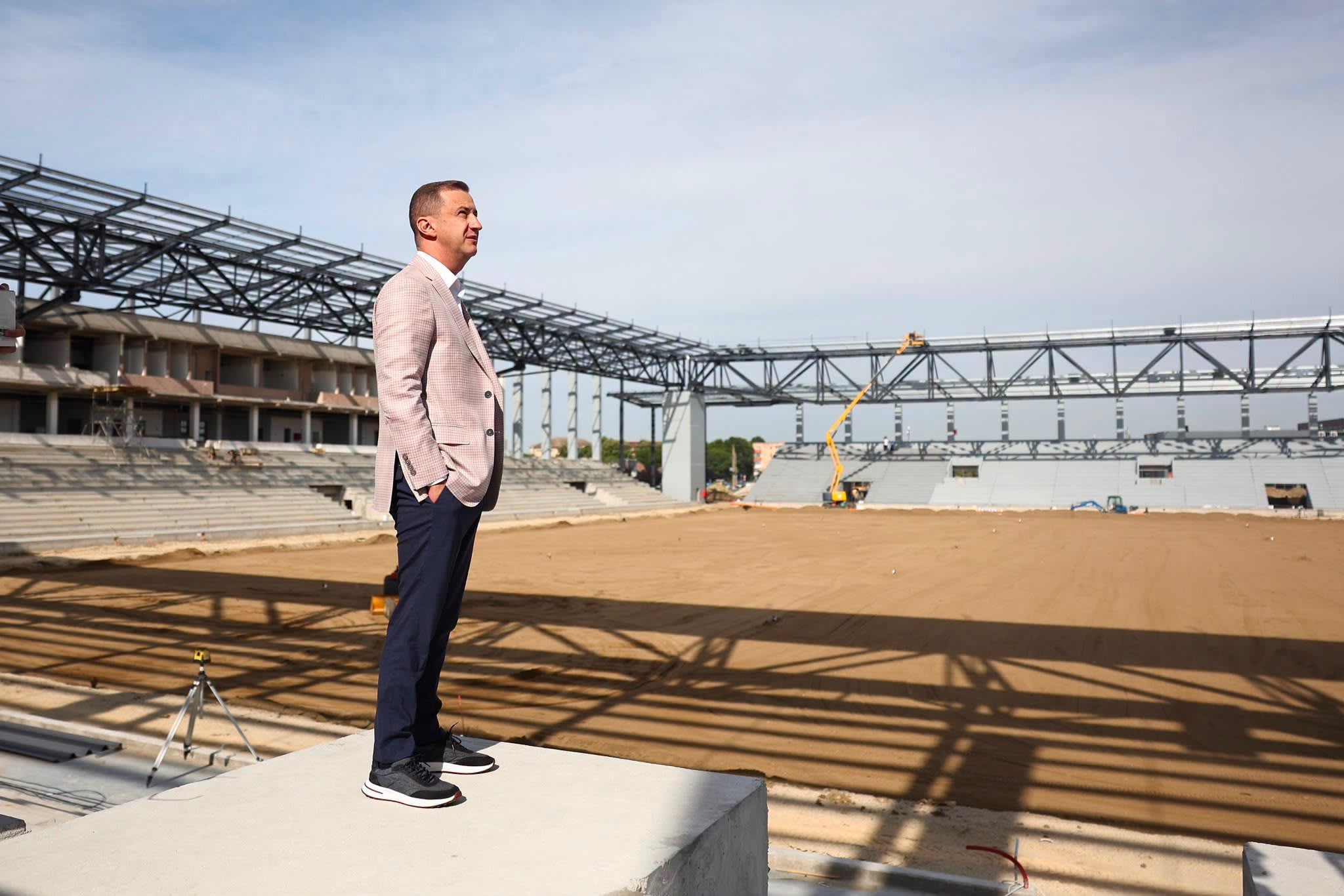 Stadionul LEGO în construcție, muncitori și echipamente