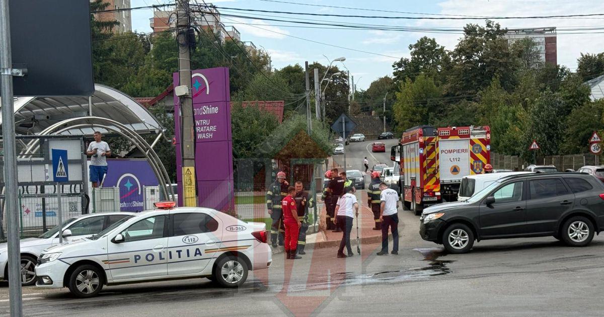 mașini implicate într-un accident rutier la intersecție mașini implicate într-un accident rutier la intersecție