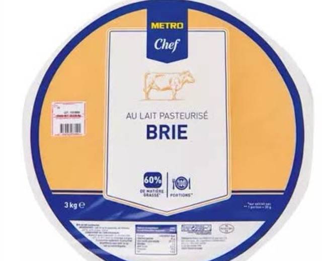 brânză Brie în magazin, etichetă cu data de expirare