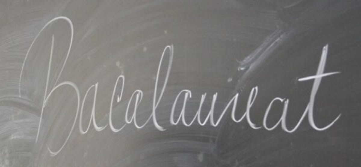 Elevi în sala de examen cu diplome și note
