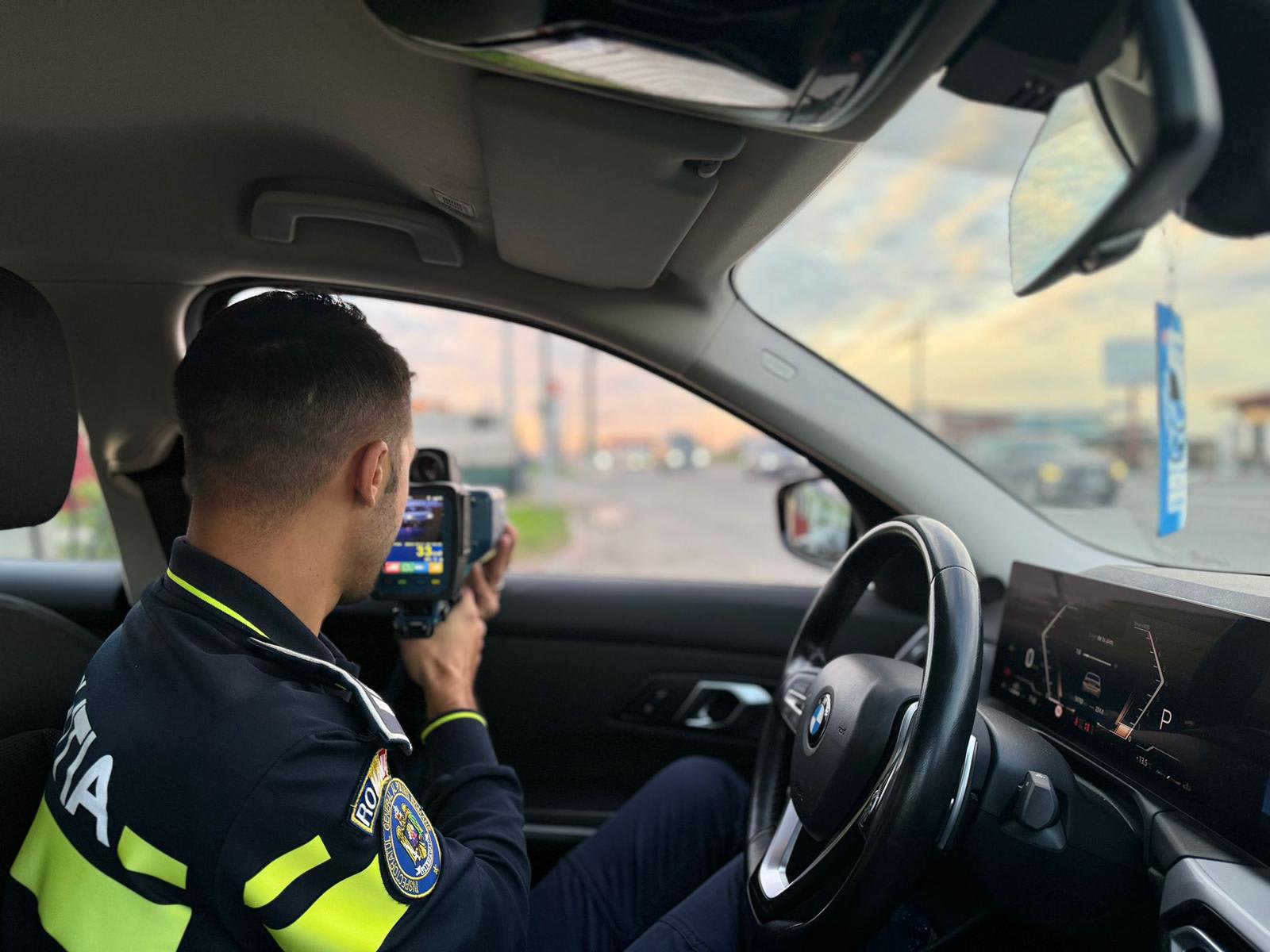 mașină poliție în trafic, polițiști, drum național mașină poliție în trafic, polițiști, drum național