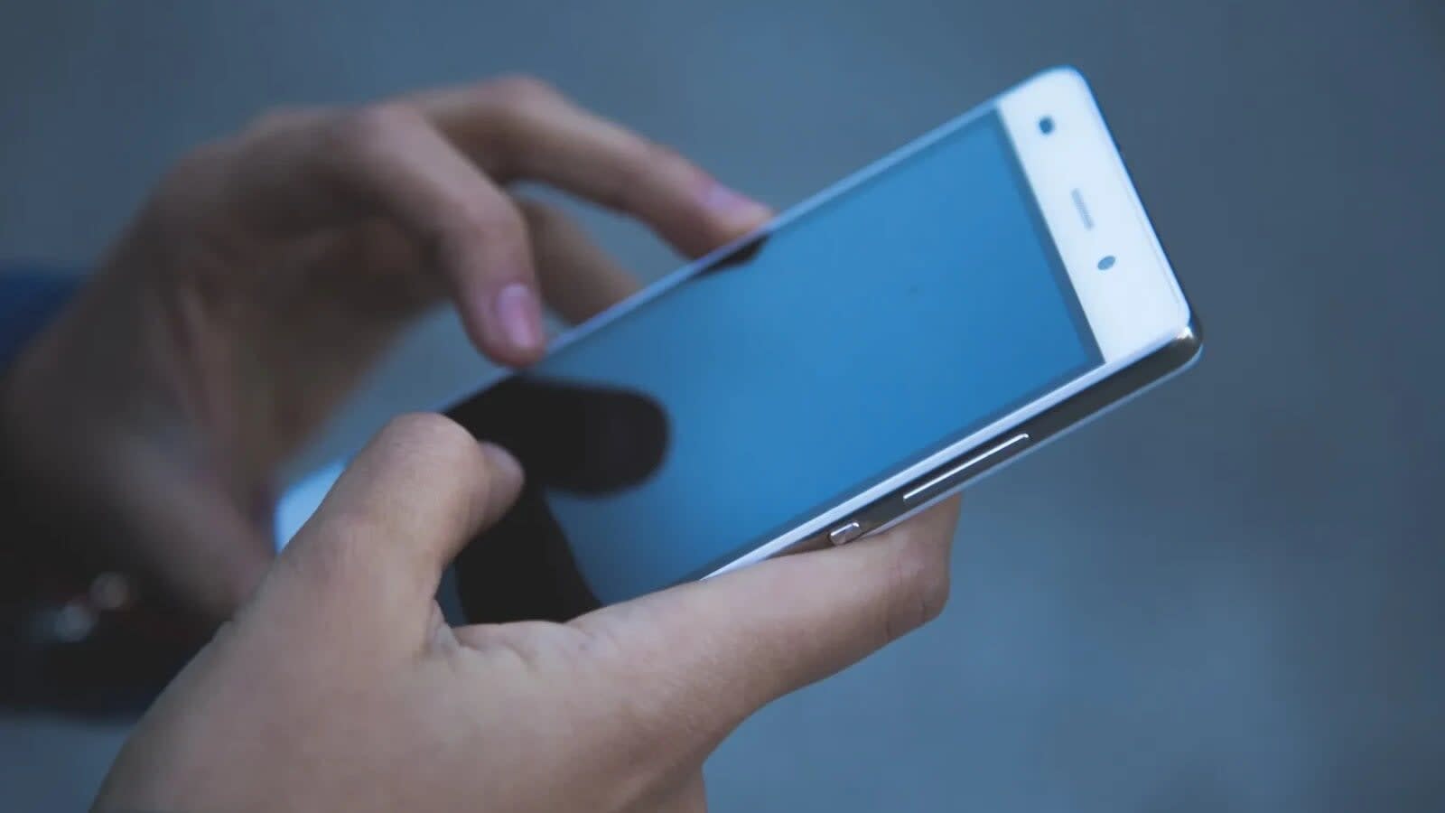 Studiu arată legătura între dependența de jocuri mobile și durerile musculo-scheletice