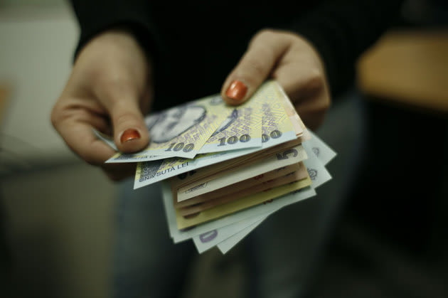 Prima de carieră didactică a fost plătită. Câți bani primesc profesorii și pe ce îi pot cheltui
