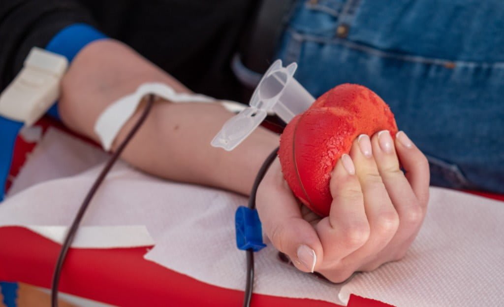 recoltare sânge în campanie mobilă, donatori și personal medical recoltare sânge în campanie mobilă, donatori și personal medical