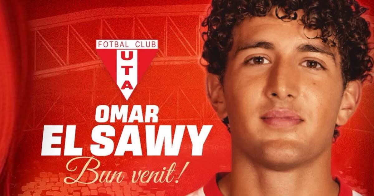 Jucător de fotbal în acțiune pe teren