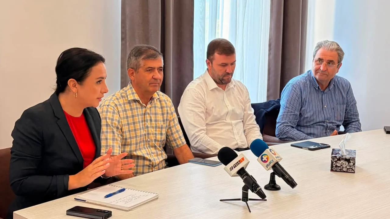 conductă de apă în construcție, muncitori, teren de șantier conductă de apă în construcție, muncitori, teren de șantier