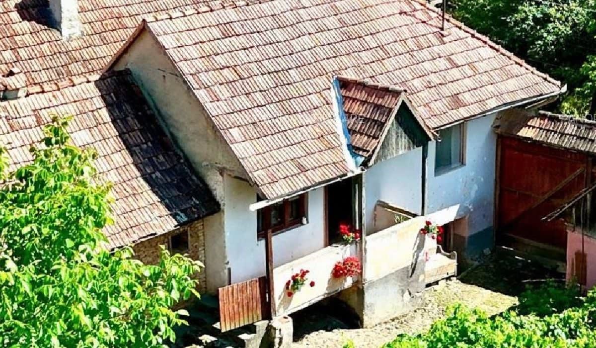 casă tradițională din Mureș cu pridvor și anexele din curte casă tradițională din Mureș cu pridvor și anexele din curte