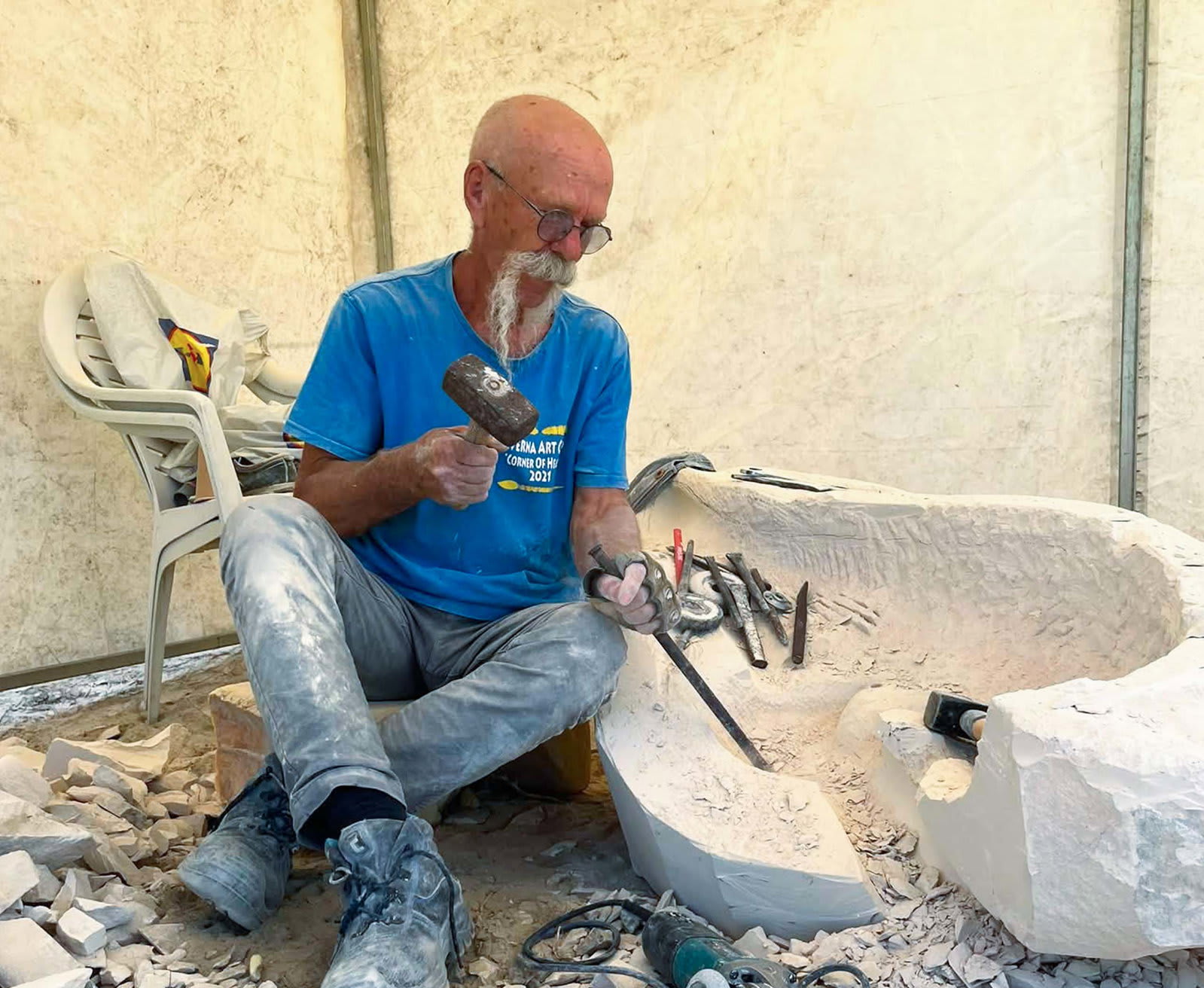 artisti sculptând piatra la Satul Pescăresc, Tulcea artisti sculptând piatra la Satul Pescăresc, Tulcea
