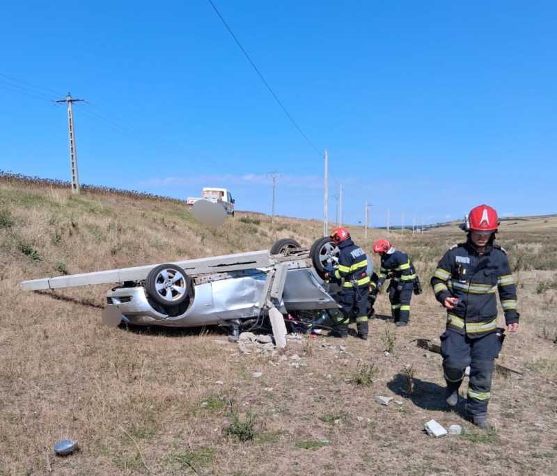 Mașină răsturnată lângă un stâlp de electricitate, intervenție de urgență Mașină răsturnată lângă un stâlp de electricitate, intervenție de urgență