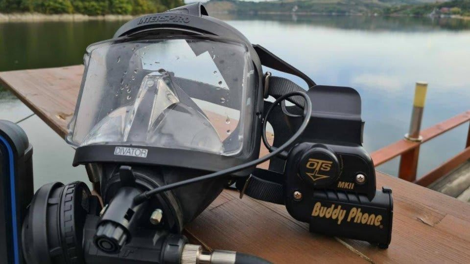 echipaj de pompieri recuperând trupurile victimelor din lacul Secu echipaj de pompieri recuperând trupurile victimelor din lacul Secu