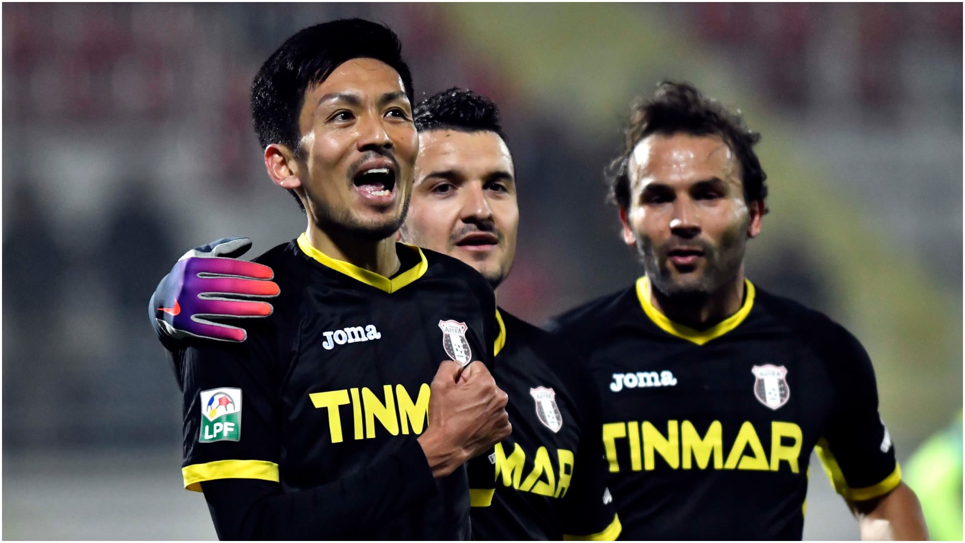 Takayuki Seto jucând fotbal pe teren Takayuki Seto jucând fotbal pe teren