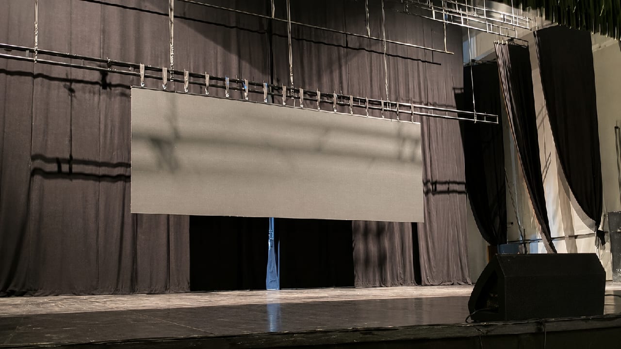 Ecran LED montat pe scena Teatrului de Vară din Bacău Ecran LED montat pe scena Teatrului de Vară din Bacău