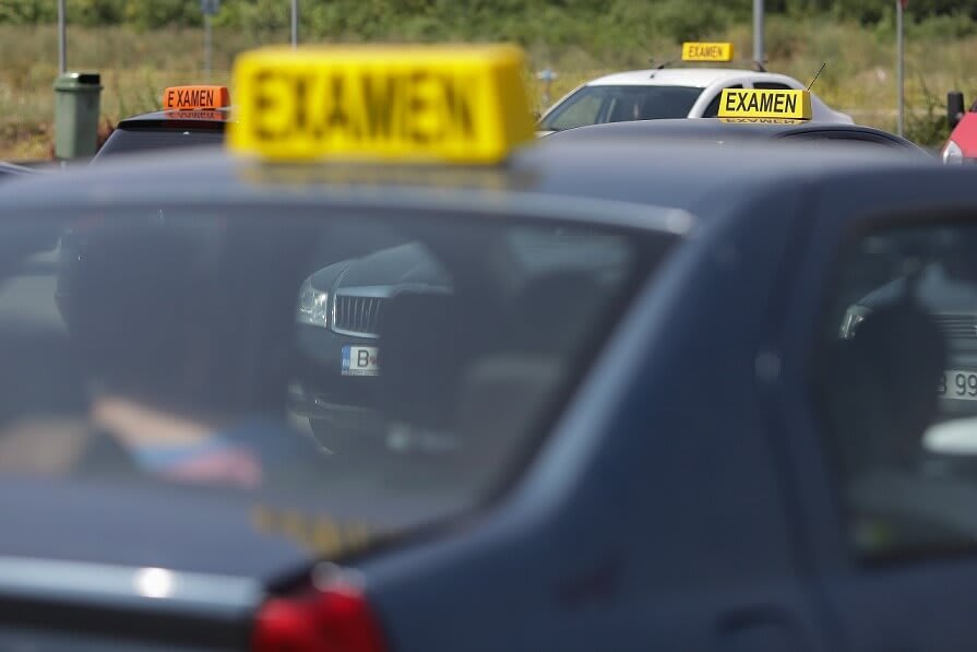 mașină în trafic, manevre de conducere mașină în trafic, manevre de conducere