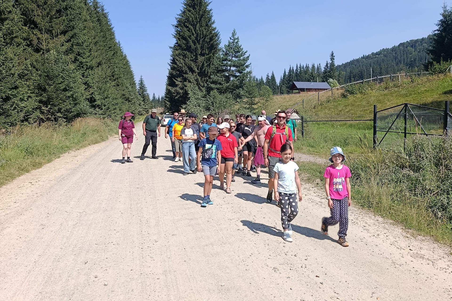 Gyalogtúra pentru copii și adulți în tabăra Tündérvár din Covasna