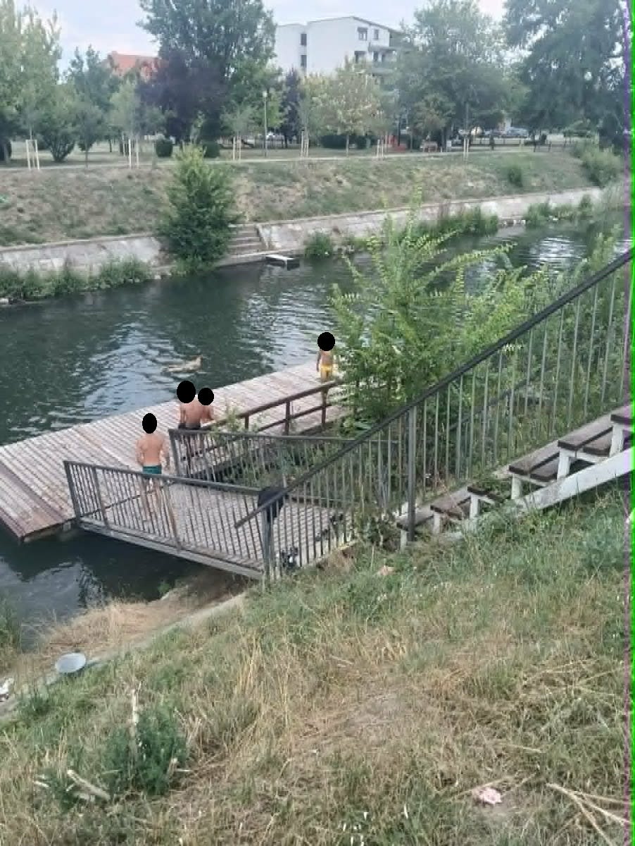 policisti locali patrulând pe malurile Begăi, Timiș