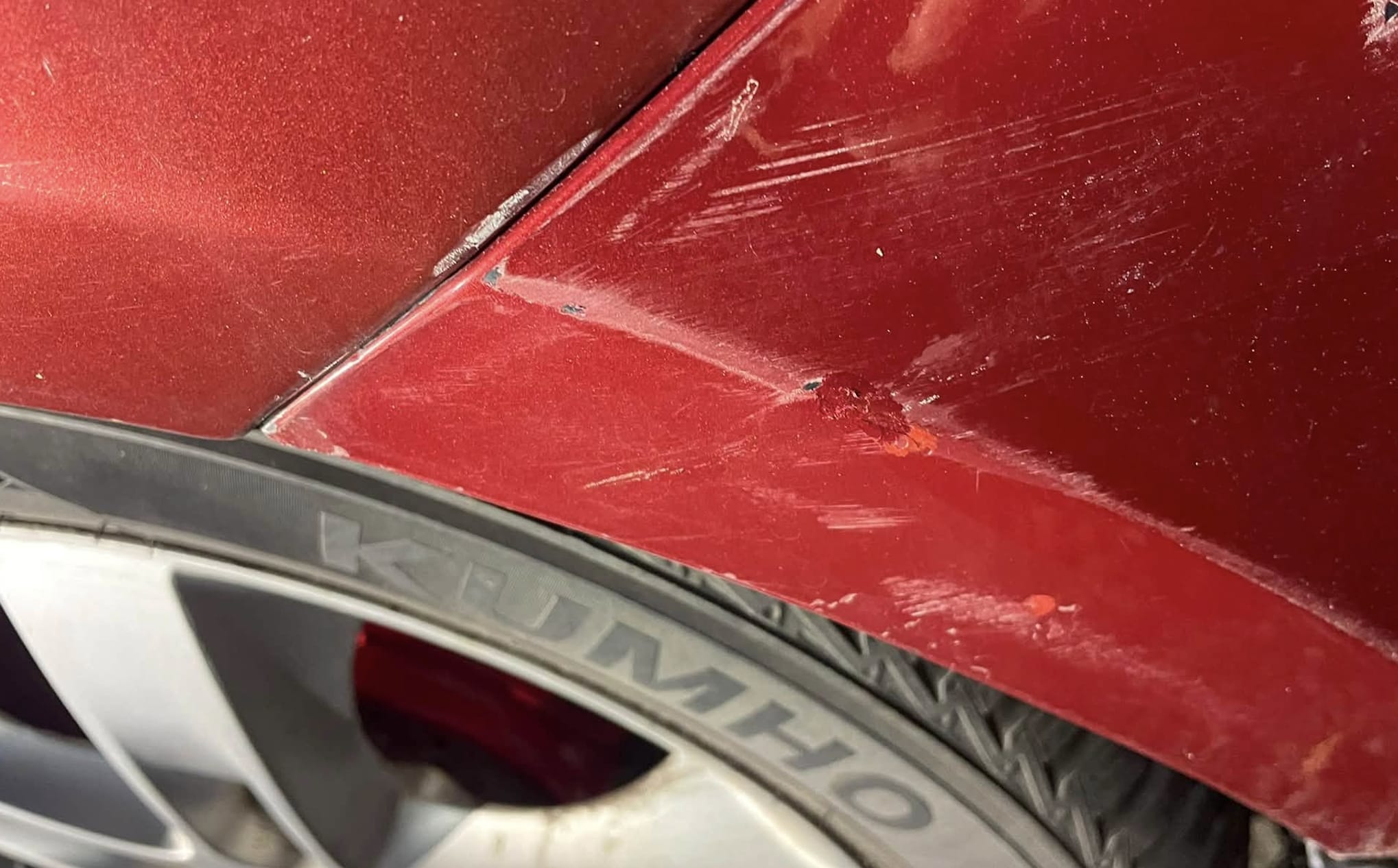 Un șofer din Cluj-Napoca a găsit mașina zgâriată și reparată cu ojă cu sclipici