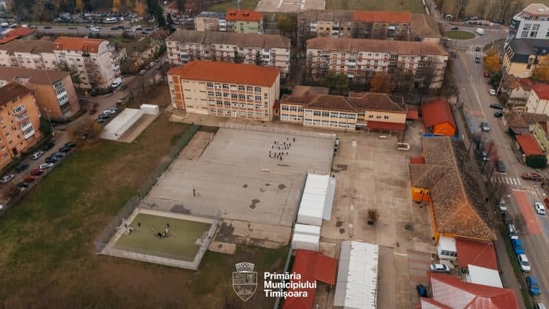 școală modernizată, clădire nouă, elevi în curte