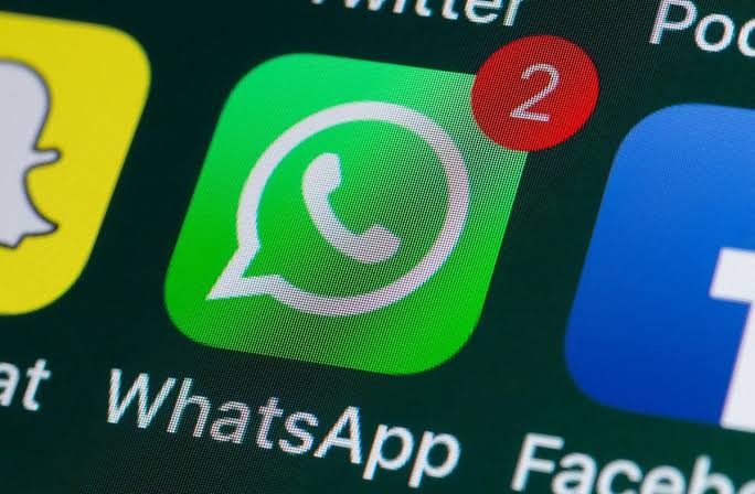 telefon smartphone cu ecran WhatsApp și simboluri de securitate