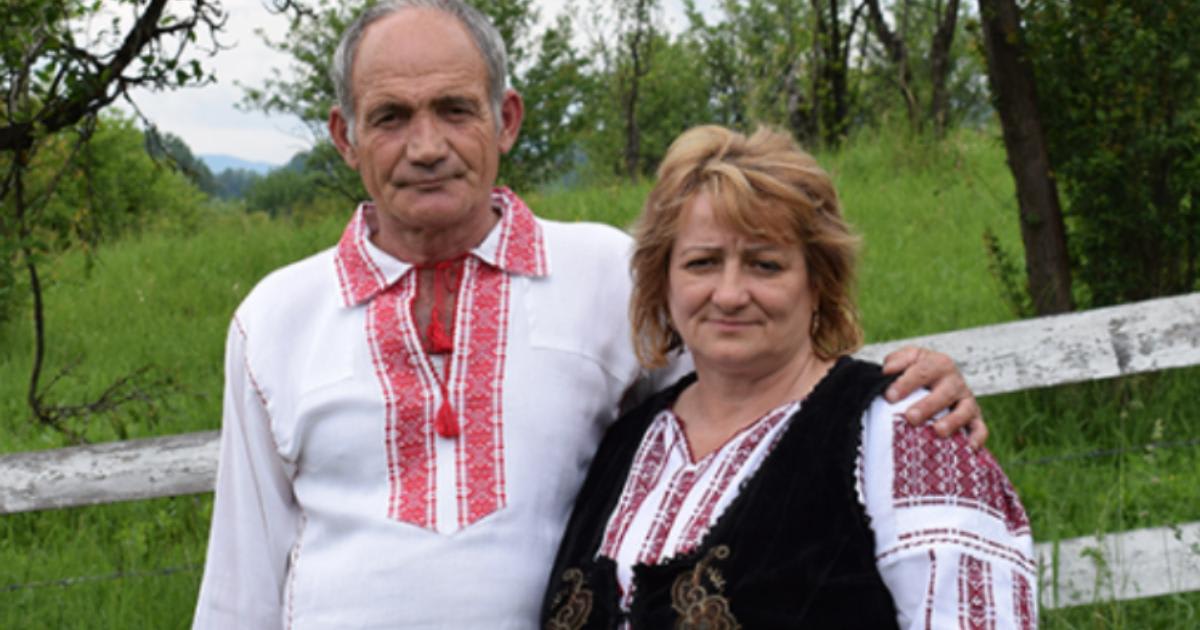 atelier de țesut borangic, familie în gospodărie, viermi de mătase atelier de țesut borangic, familie în gospodărie, viermi de mătase