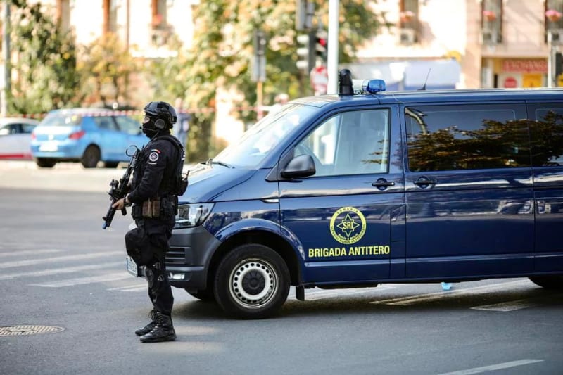 echipe speciale verificând un dispozitiv suspect lângă un bloc din Ploiești echipe speciale verificând un dispozitiv suspect lângă un bloc din Ploiești