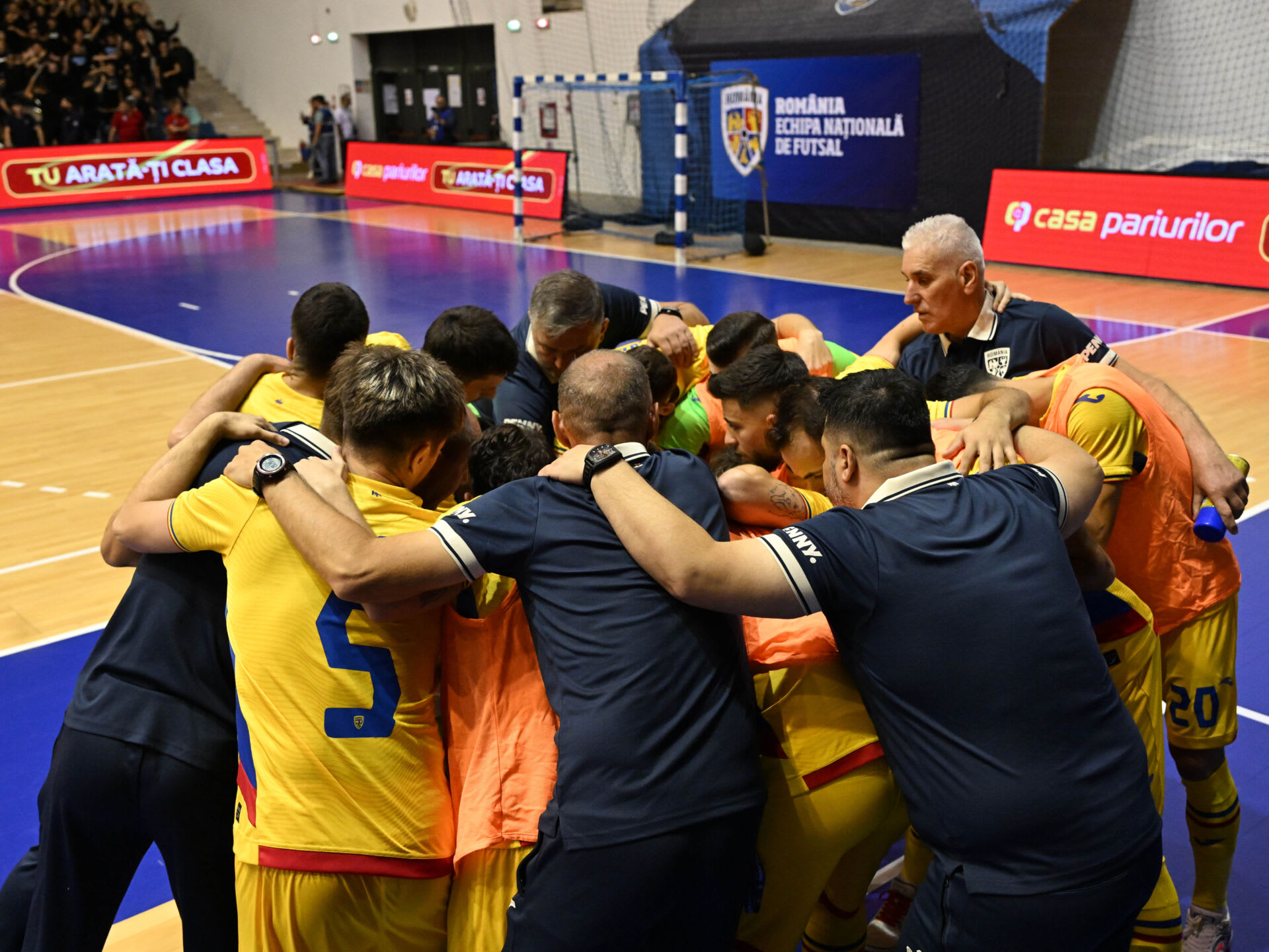 Jucători de futsal în timpul unui meci oficial Jucători de futsal în timpul unui meci oficial