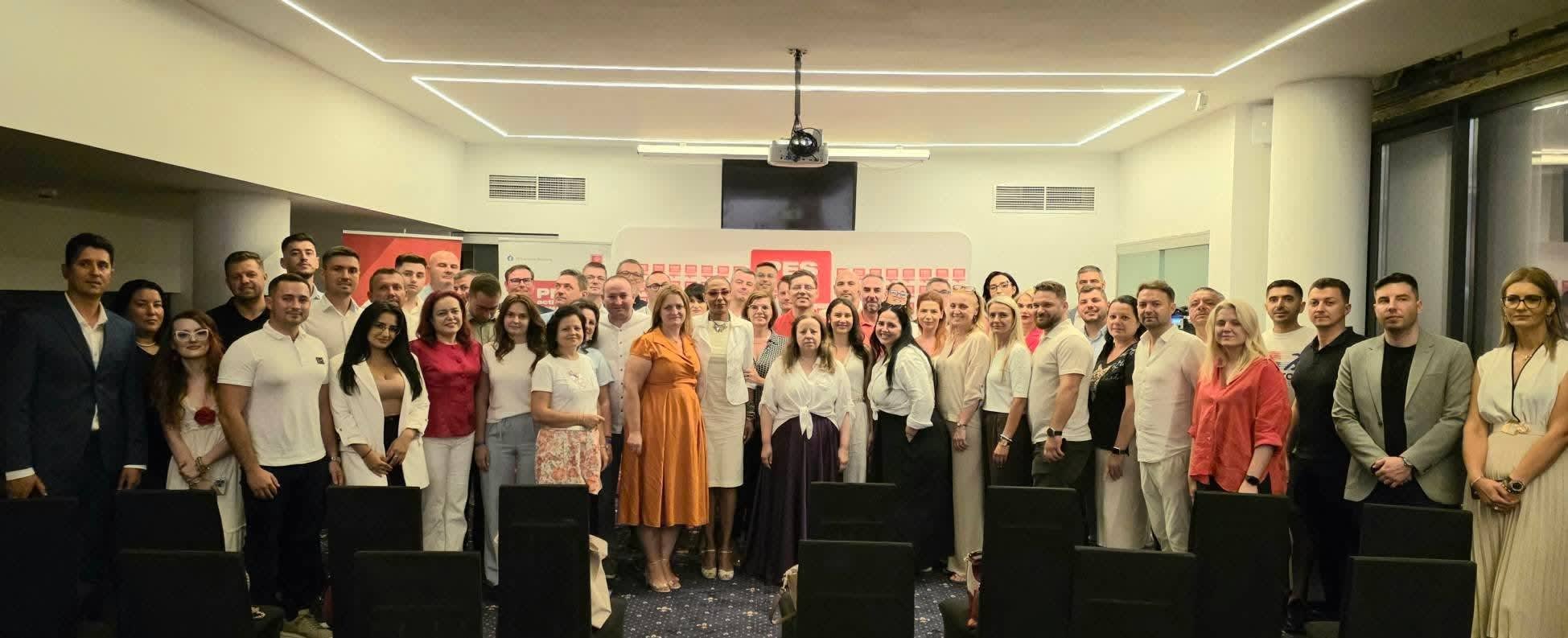 tineri participanți la universitatea de vară în Neptun tineri participanți la universitatea de vară în Neptun
