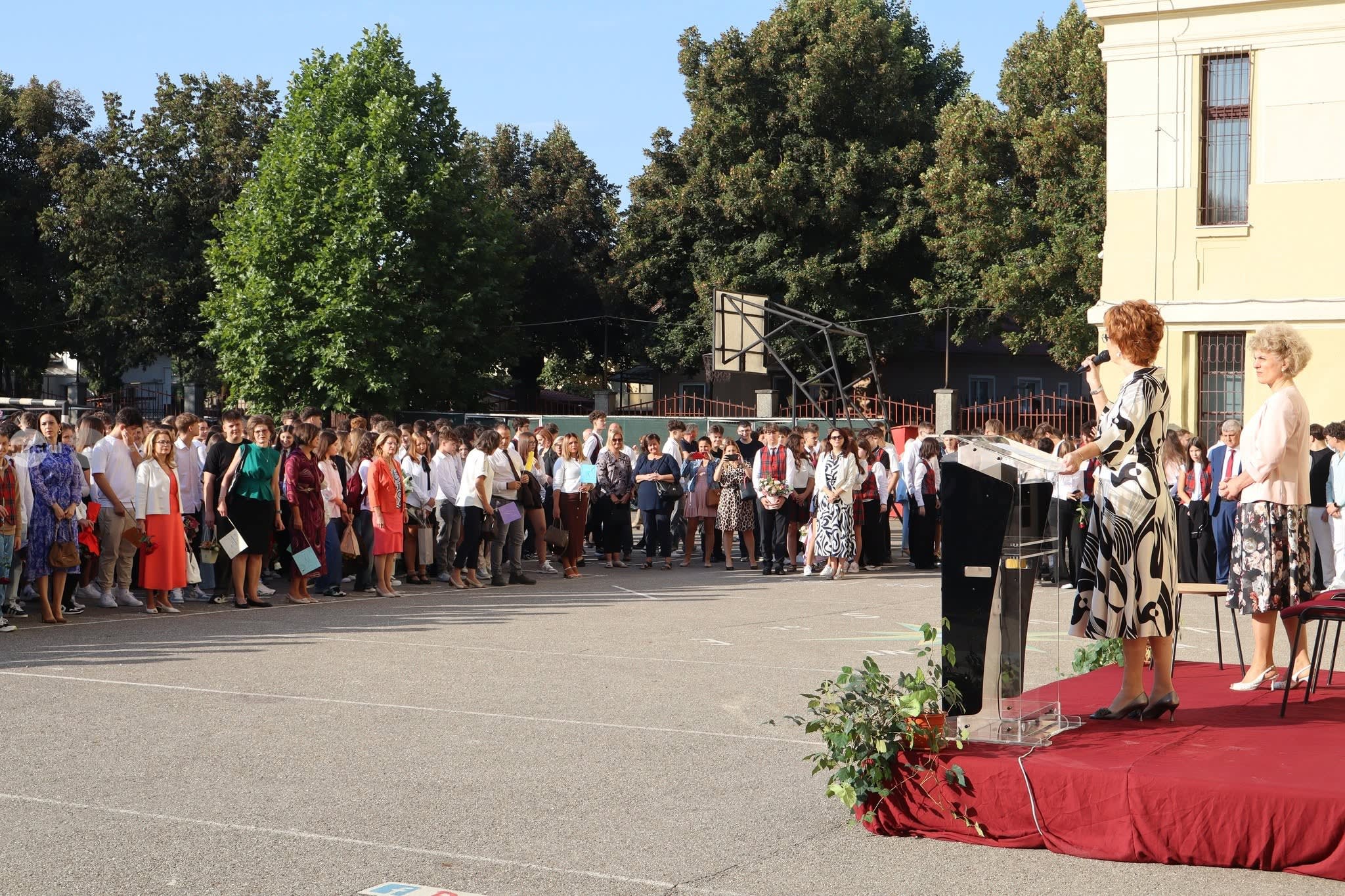Elevi și cadre didactice la festivitatea de deschidere a anului școlar Elevi și cadre didactice la festivitatea de deschidere a anului școlar