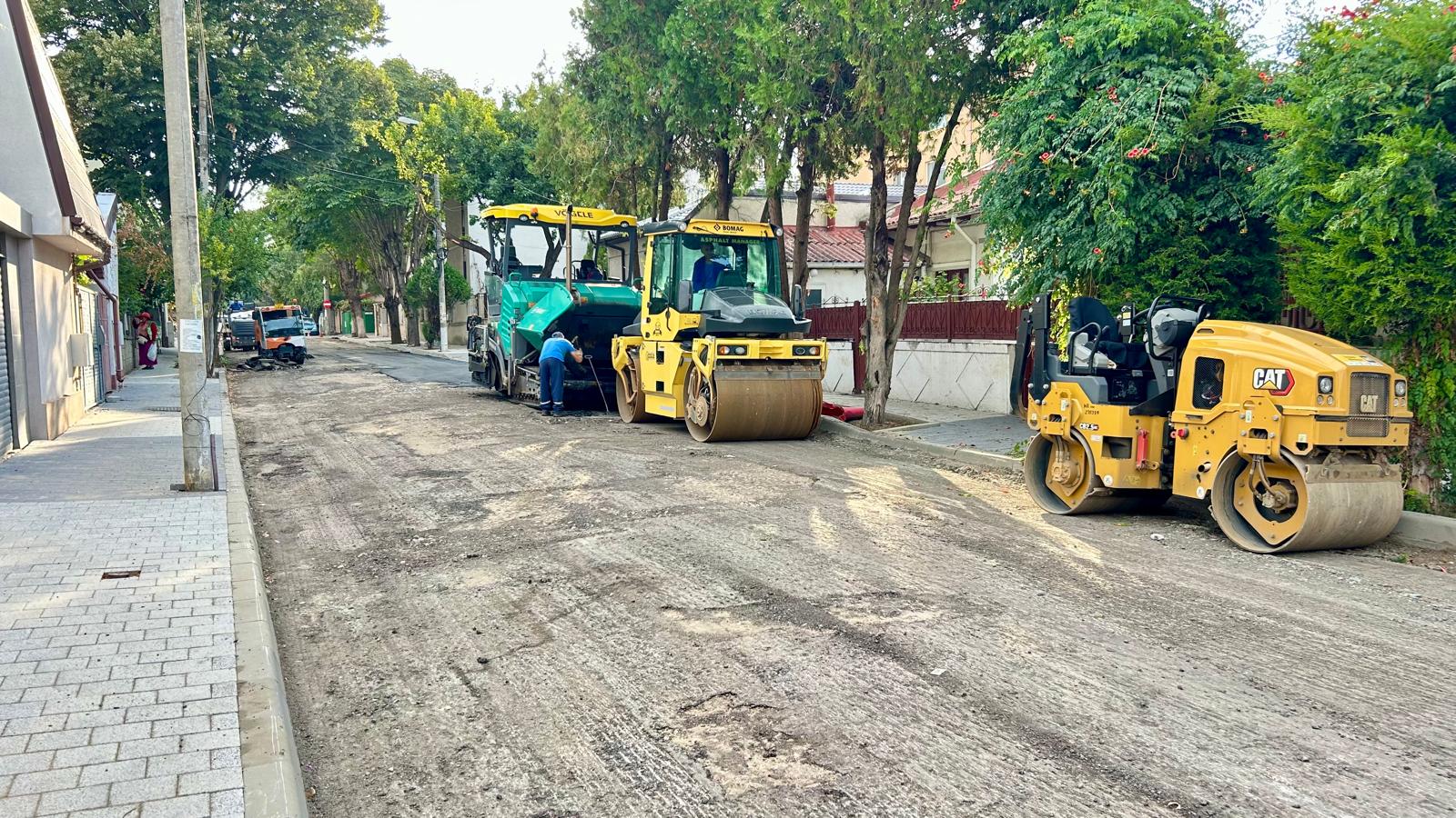Utilaje de asfaltare pe strada Dorobanților din Constanța