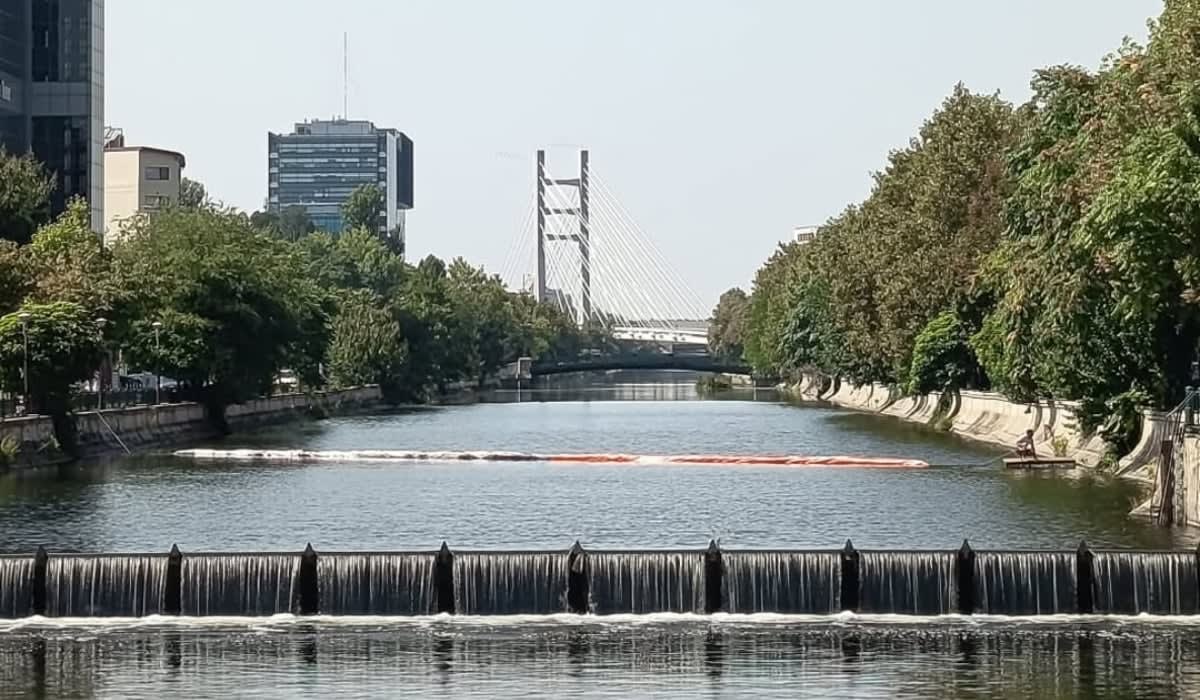 Prototipul „șerpișor” din bidoane refolosite oprește gunoaiele de pe Dâmbovița