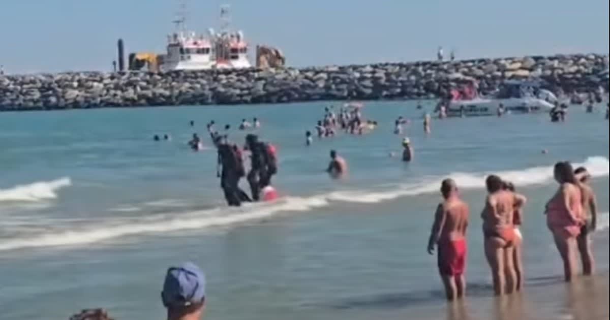 salvamari și scafandri în acțiune în mare la Costinești salvamari și scafandri în acțiune în mare la Costinești