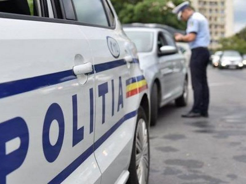 mașină radiată cu numere false, polițiști în acțiune mașină radiată cu numere false, polițiști în acțiune