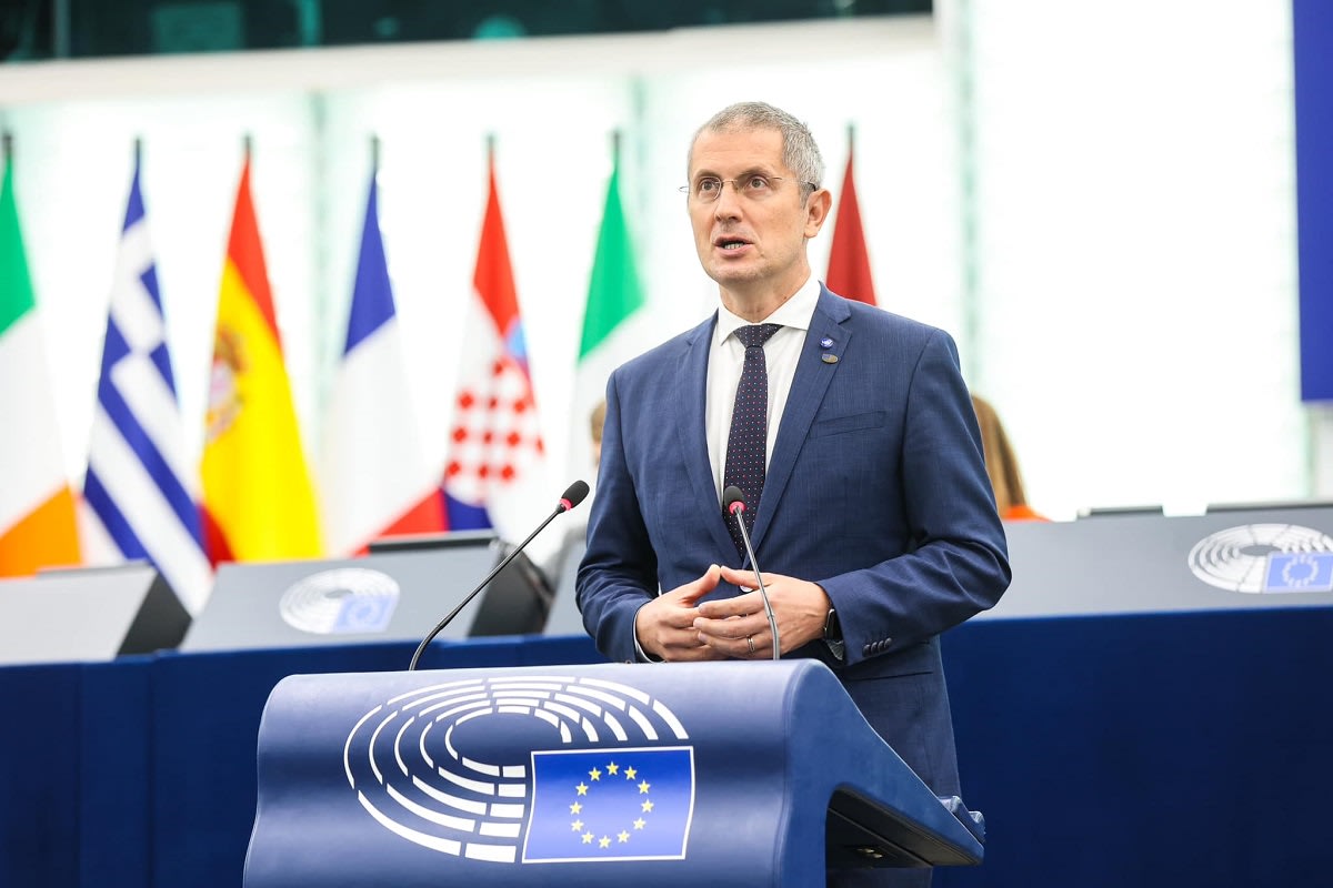 Europarlamentar Dan Barna criticând alianța PSD-AUR Europarlamentar Dan Barna criticând alianța PSD-AUR