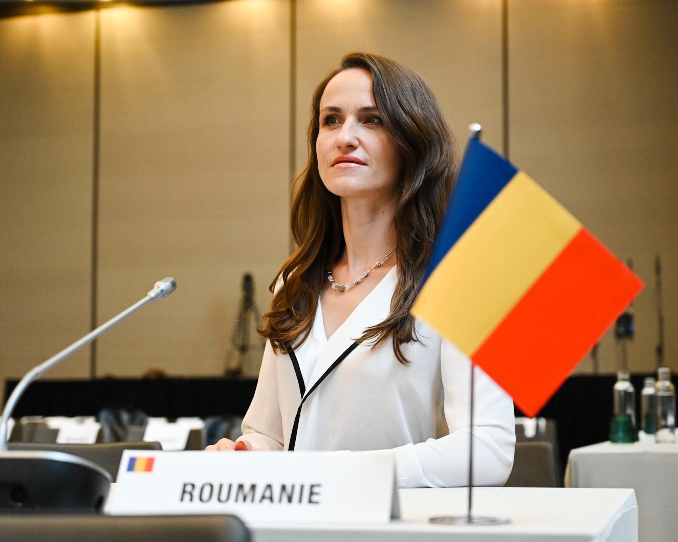 diplomați semnând acordul România-SUA, simbol al colaborării bilaterale diplomați semnând acordul România-SUA, simbol al colaborării bilaterale