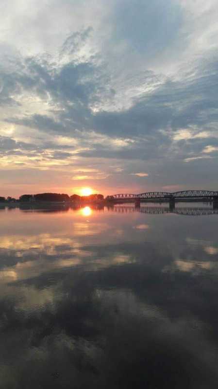 scenă pe apă la Plaja Olt, lumânări și lumină ambientală scenă pe apă la Plaja Olt, lumânări și lumină ambientală