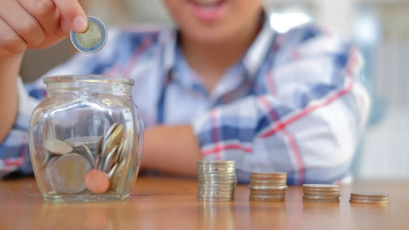Elevii peste 18 ani pot primi în continuare alocația de stat dacă urmează cursurile școlii