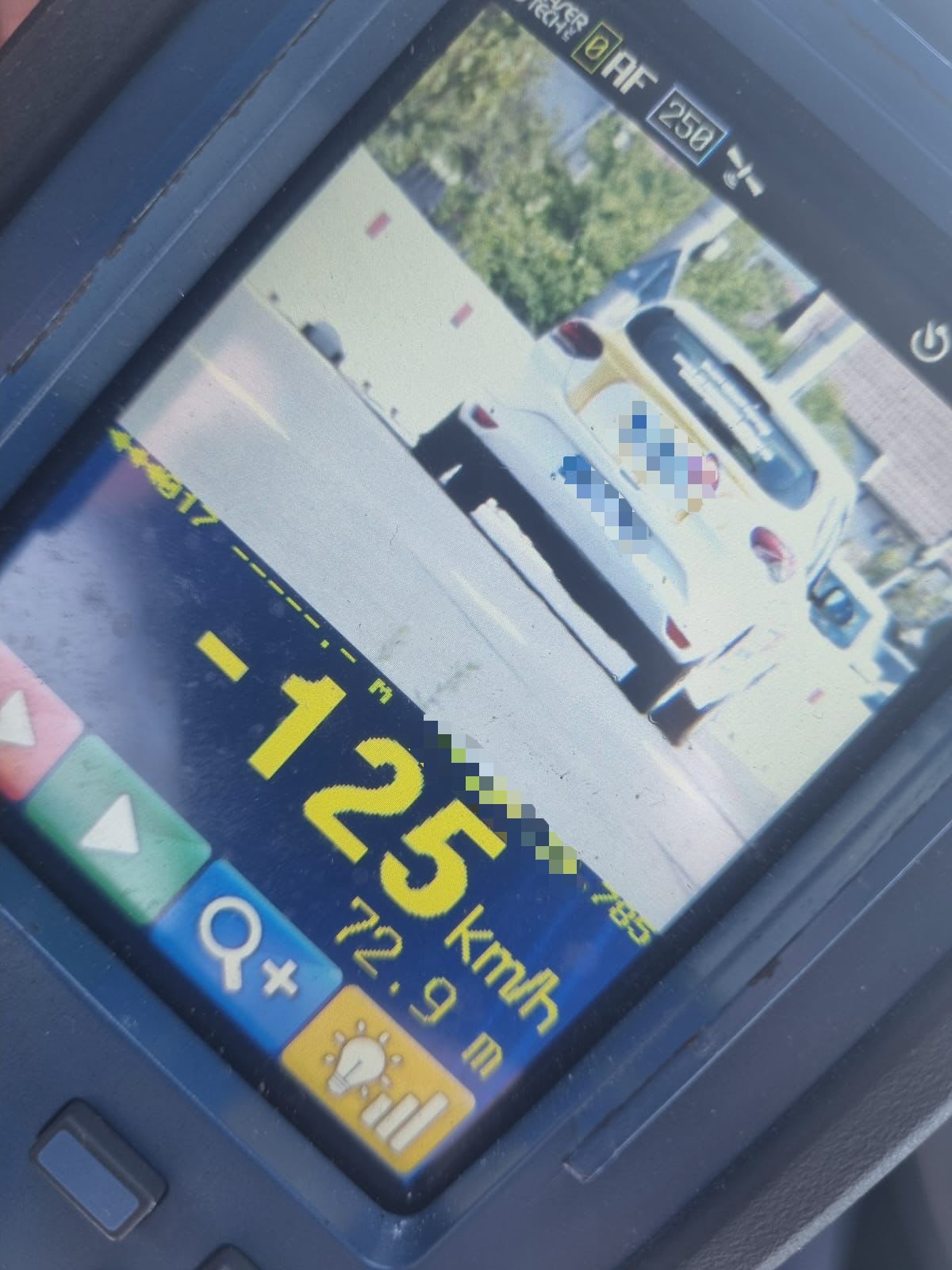 Polițiști rutieri verificând autovehicule pe DN 64 Polițiști rutieri verificând autovehicule pe DN 64